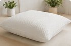 Almohada blanca sobre una cama